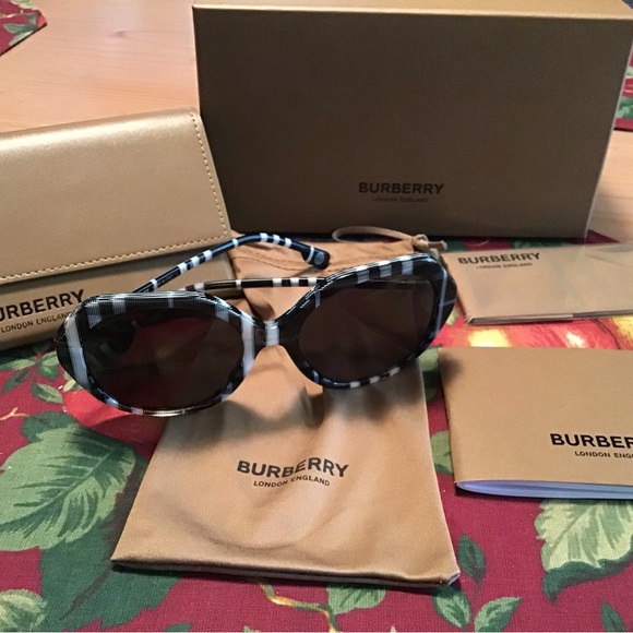 BURBERRY VANESSA NIB SUNGLASSES COMPLETE WOMENS BLACK NOVA CHECK AUTHENTIC - Picture 1 of 5